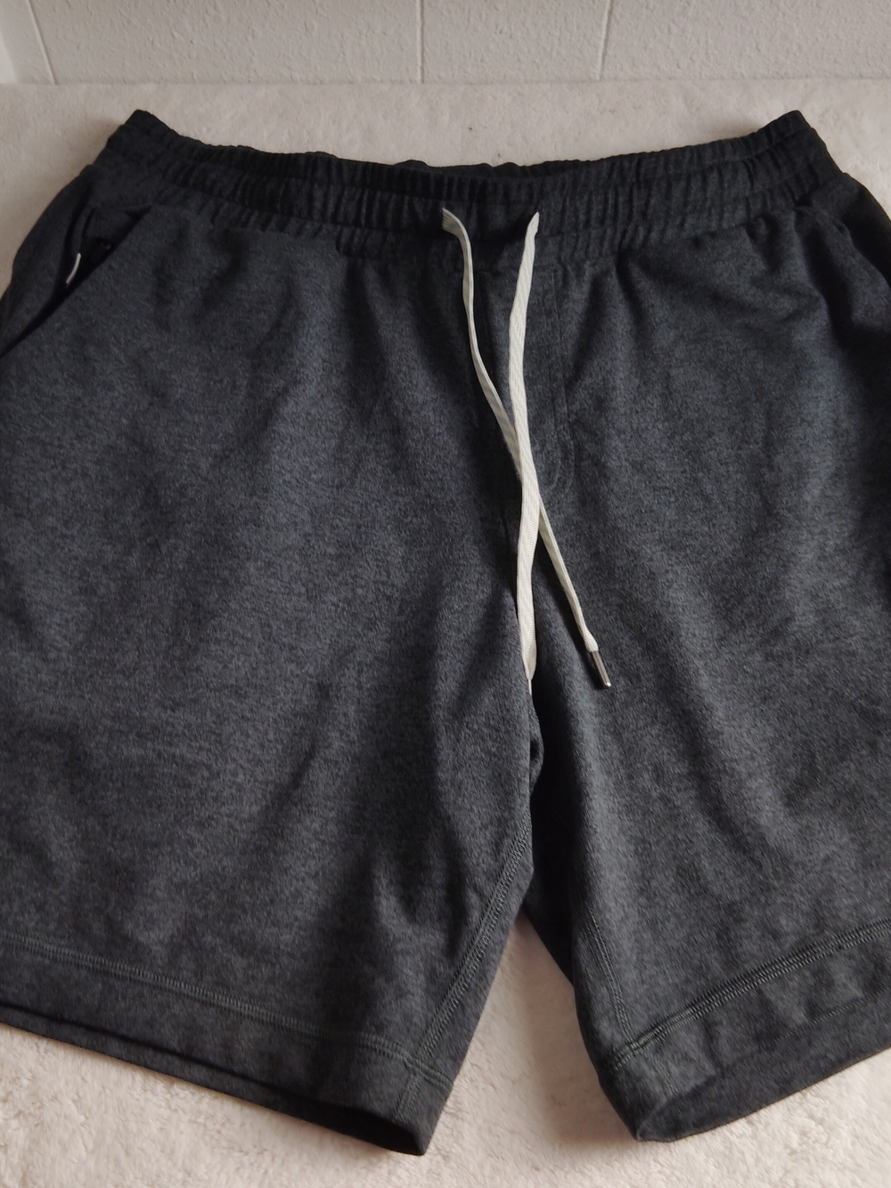 Vuori Of man Ponto Performance Short 7" heathered charcoal grey sz L like new